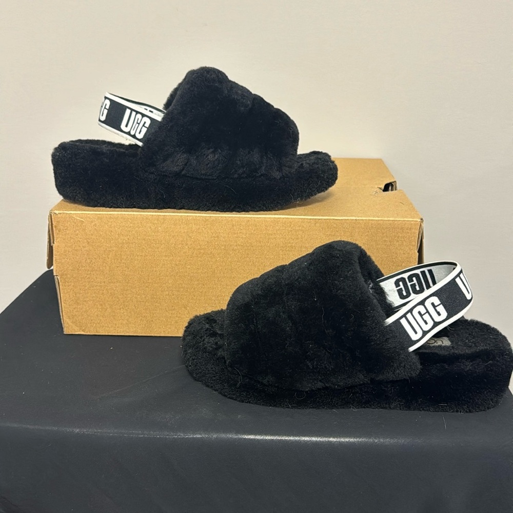 NWB UGG Fuzzy Slides Size 7